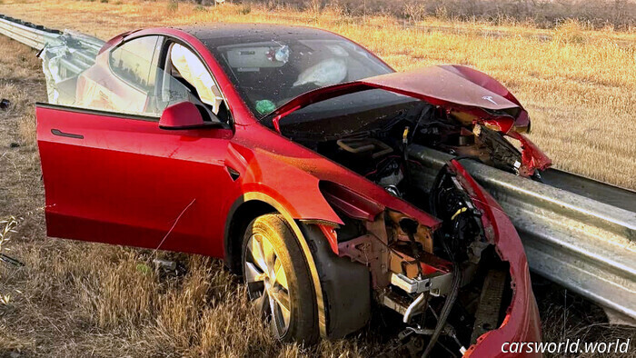 Tesla trafitta da avanti a dietro e per qualche motivo questa non è nemmeno la parte più incredibile | Carscoops